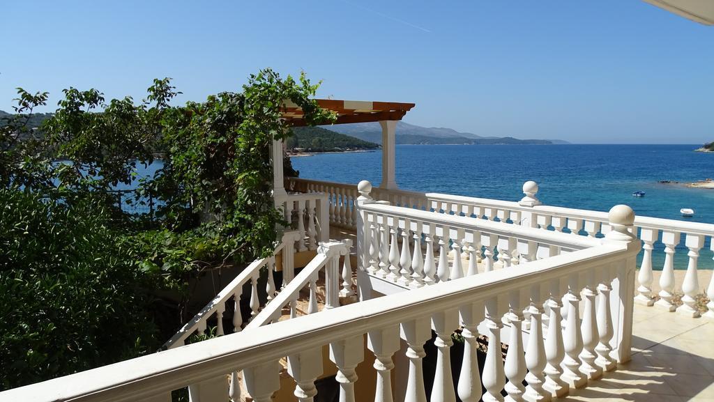 Petro'S Apartments Ksamil Exteriör bild